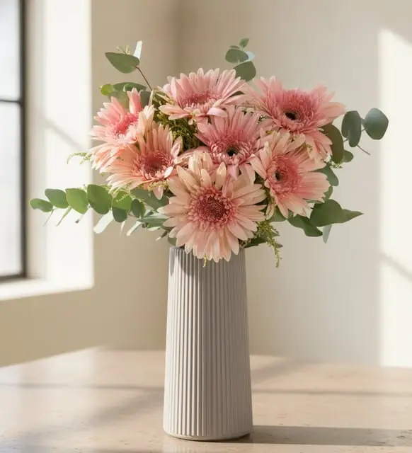 Bej Cizgili Polimer Vazoda Pembe Gerbera Cicekleri - Atakum Çiçekçim