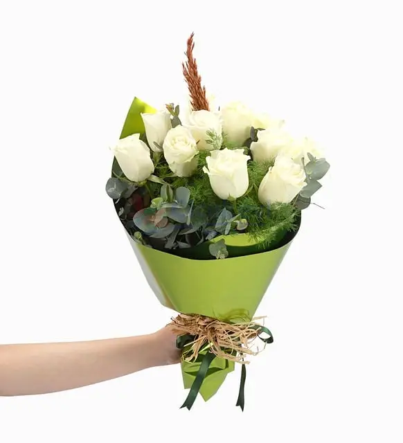 Yesil Bukette Beyaz Guller (12 Beyaz Gül) - Atakum Çiçekçim
